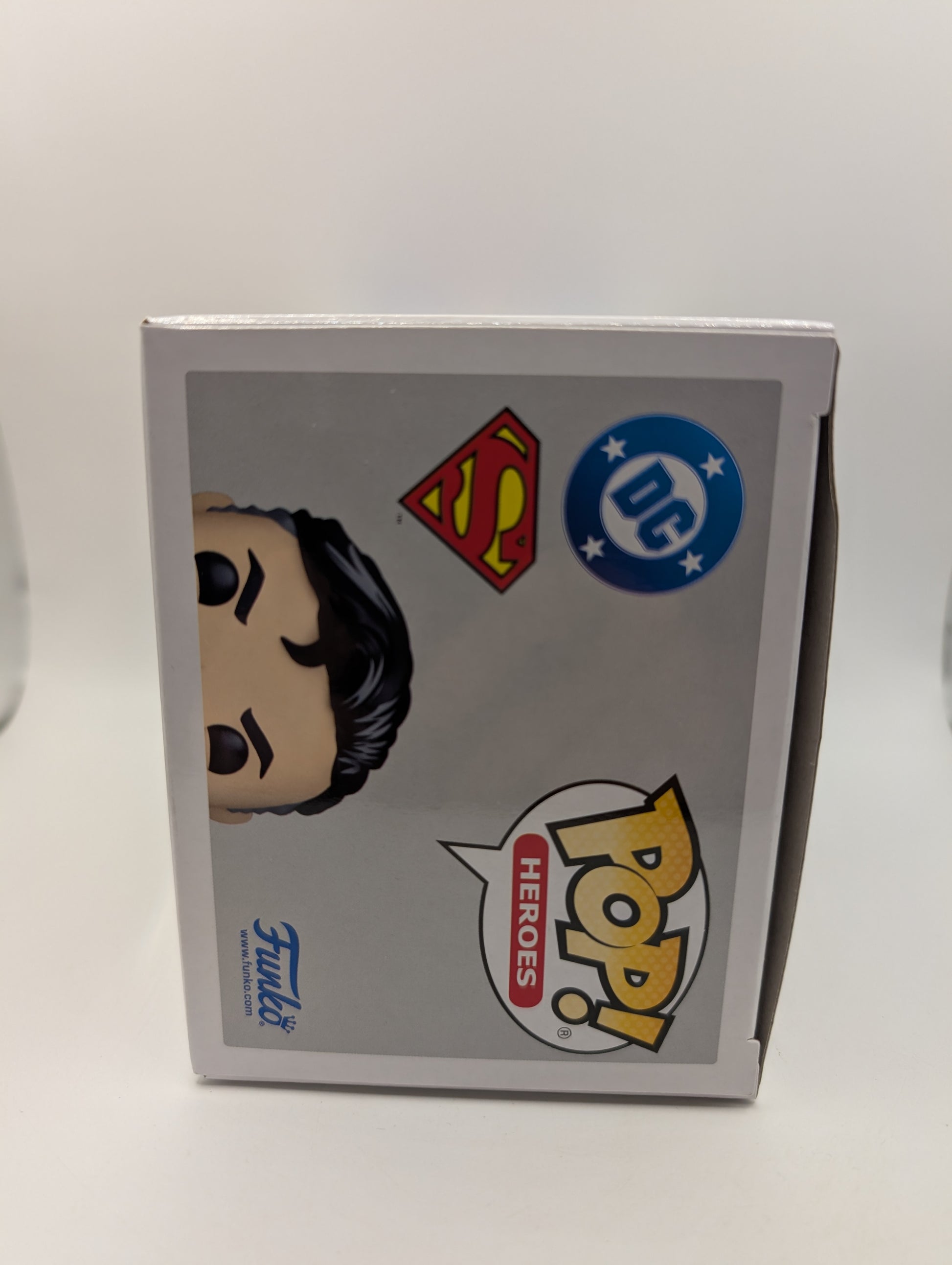 DC Comics - Superman Retro Comic (Flying) Pop! 2025 NYCC Vinyl Figure (RS) #573