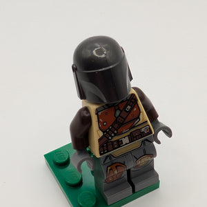 NEW - Lego Minifigure sw1057 The Mandalorian no cape MISPRINT HELMET FRENLY BRICKS - Open 7 Days